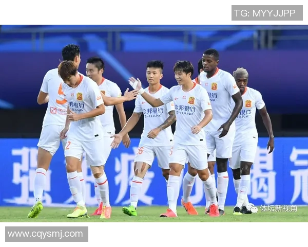 武汉足球队在大师赛中的团队协作表现分析与点评