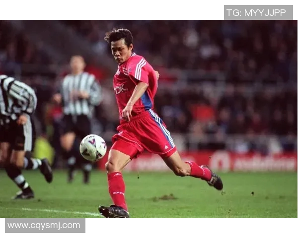 脚长的足球明星如何利用独特优势在赛场上创造辉煌成就